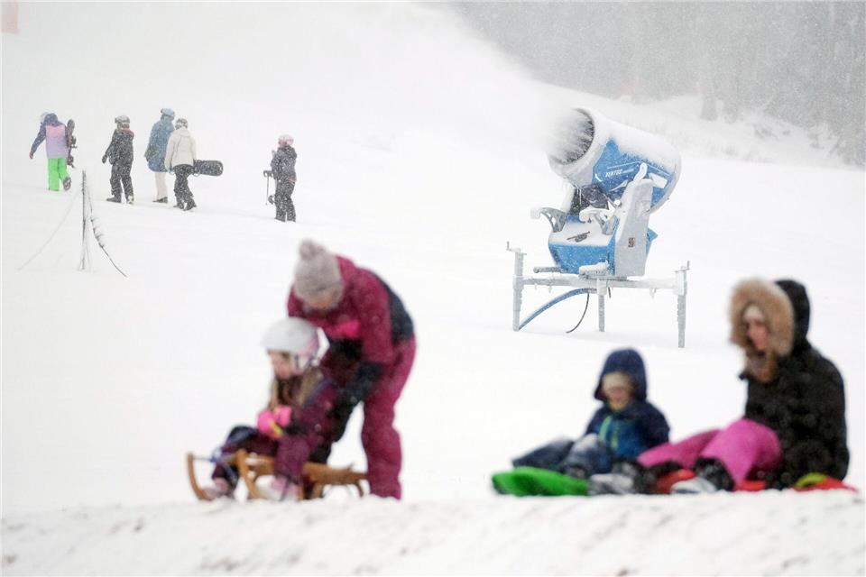 Nicht nur Skifahrer nutzen das Winterwetter im Erzgebirge - etliche Kinder sind mit ihrem Schlitten an den Fichtelberg gekommen.Sebastian Willnow/dpa