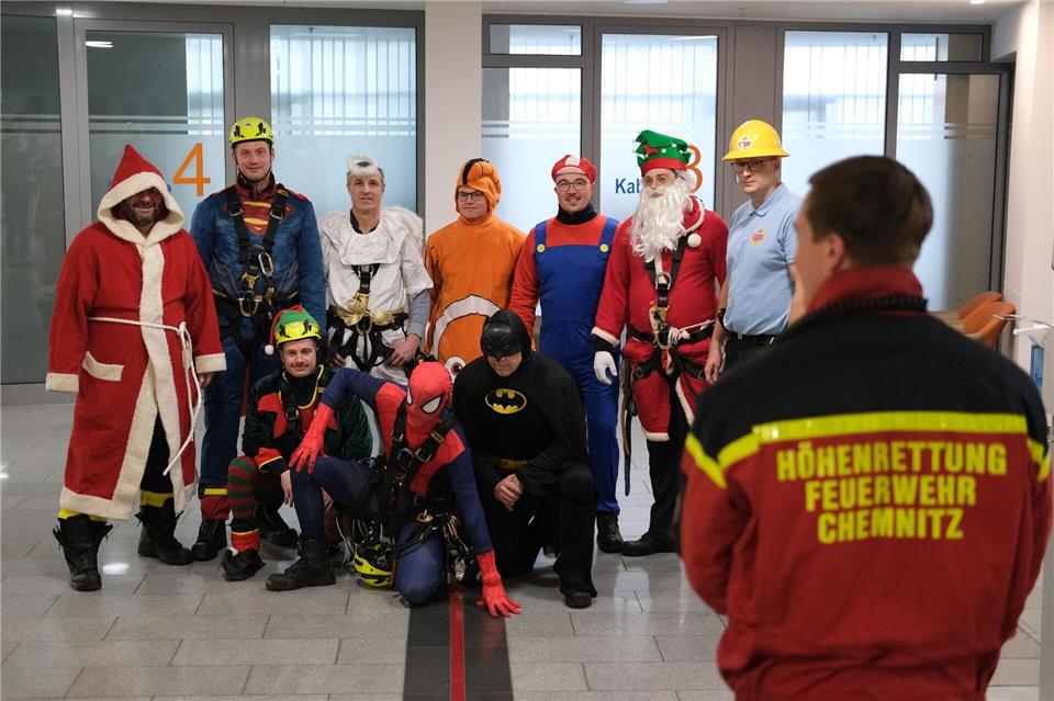 Nicht nur als Nikolaus sondern in verschiedensten Kostümen wie Spiderman oder Batman haben Höhenretter der Chemnitzer Feuerwehr die Patienten des dortigen Klinikums überrascht.Sebastian Willnow/dpa