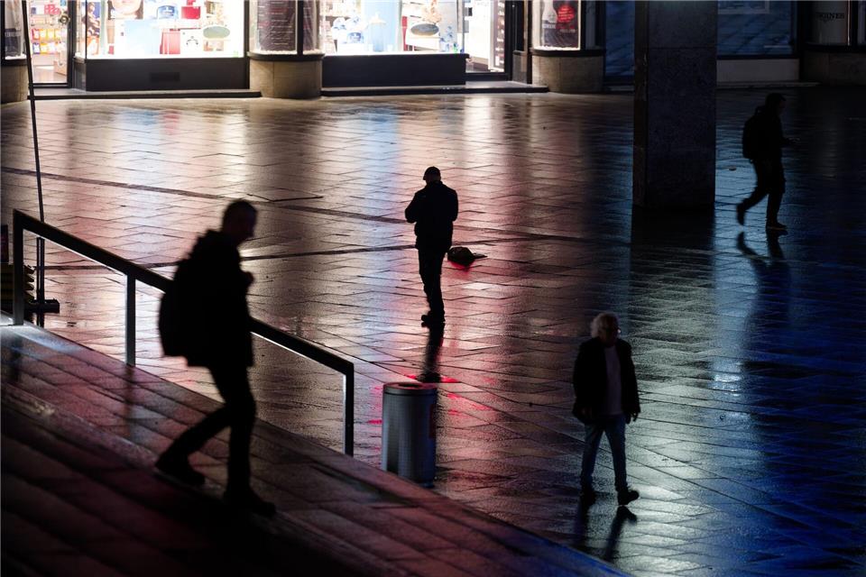 Umfrage: Mehrheit der Frauen fühlt sich nicht sicher Nicht nur auf der Straße fühlen sich viele Frauen unsicher. (Symbolbild)Henning Kaiser/dpa