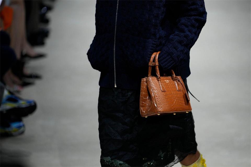 Nicht nur bei Taschen ein Trend: Kroko-Prägungen. Hier eine Kreation von Prada (Preis auf Anfrage).Luca Bruno/AP/dpa-tmn