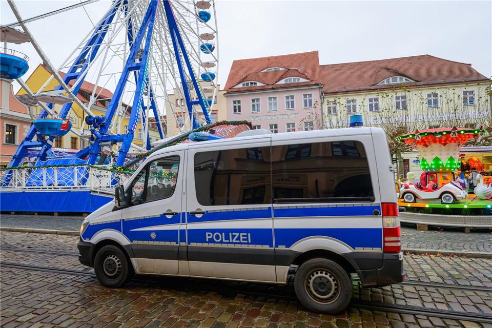 Nicht nur besinnlich: Auf dem Weihnachtsmarkt in Cottbus endet ein Streit um Grillfleisch mit einer handfesten Auseinandersetzung. (Archivbild) Patrick Pleul/dpa