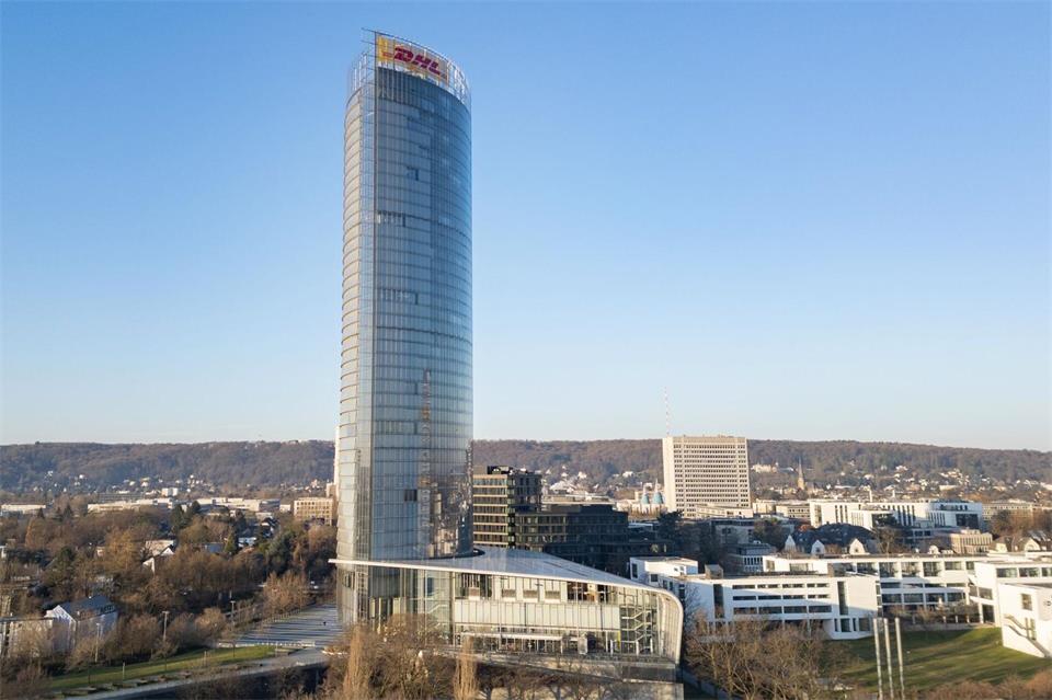 Nicht nur das Posthorn ist auf dem Dach des Posttowers montiert, sondern auch ein großes DHL-Logo. Benjamin Westhoff/dpa
