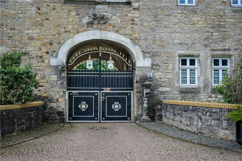 Nicht nur das Tor sieht pompös aus, auch innen gibt es in Schloss Schochwitz Stuck und Prunk. Heiko Rebsch/dpa