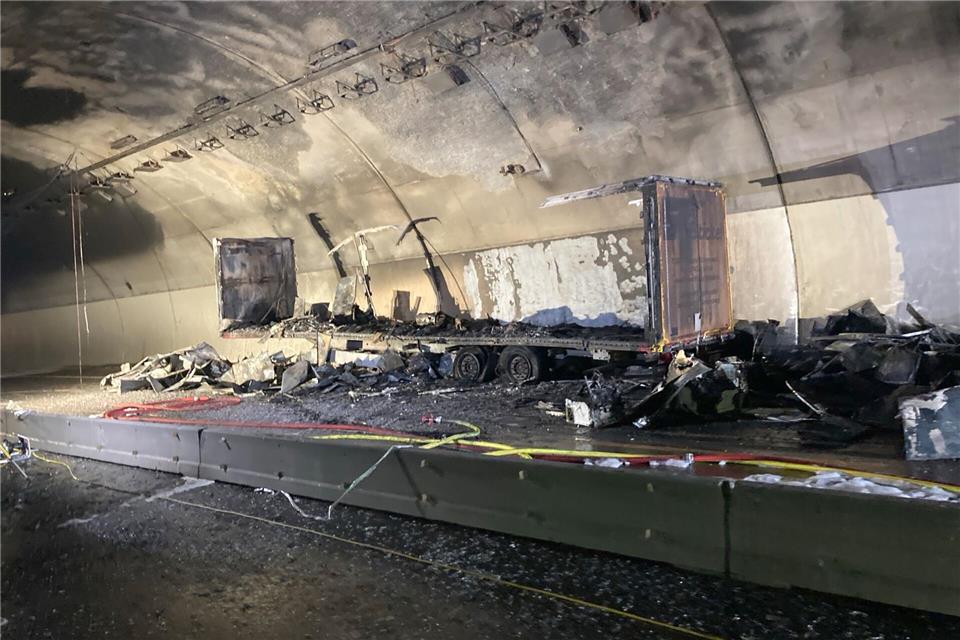 Nicht nur der Straßenverkehr ist nach dem Brand im Engelbergtunnel betroffen, sondern auch die Strohgäubahn.-/Autobahn GmbH Niederlassung S.