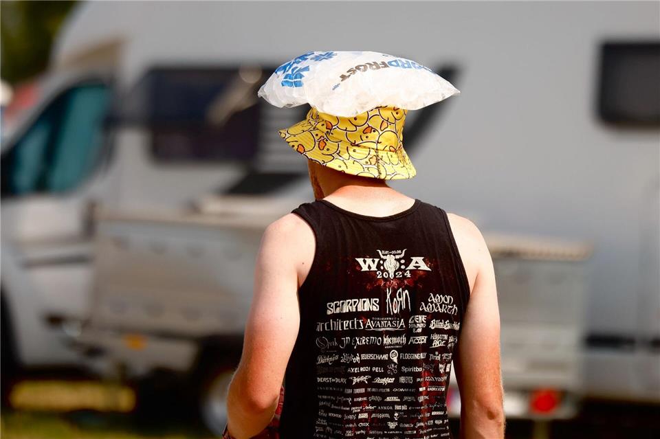 Nicht nur die Besucherinnen und Besucher reagieren auf die Hitze, sondern auch die Veranstalter des Wacken Open Air.Frank Molter/dpa