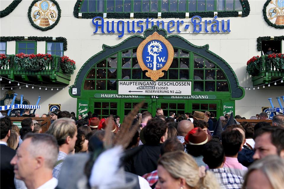 Nicht nur die Bierzelte, auch das gesamte Gelände war zeitweise überfüllt (Archivbild).Felix Hörhager/dpa