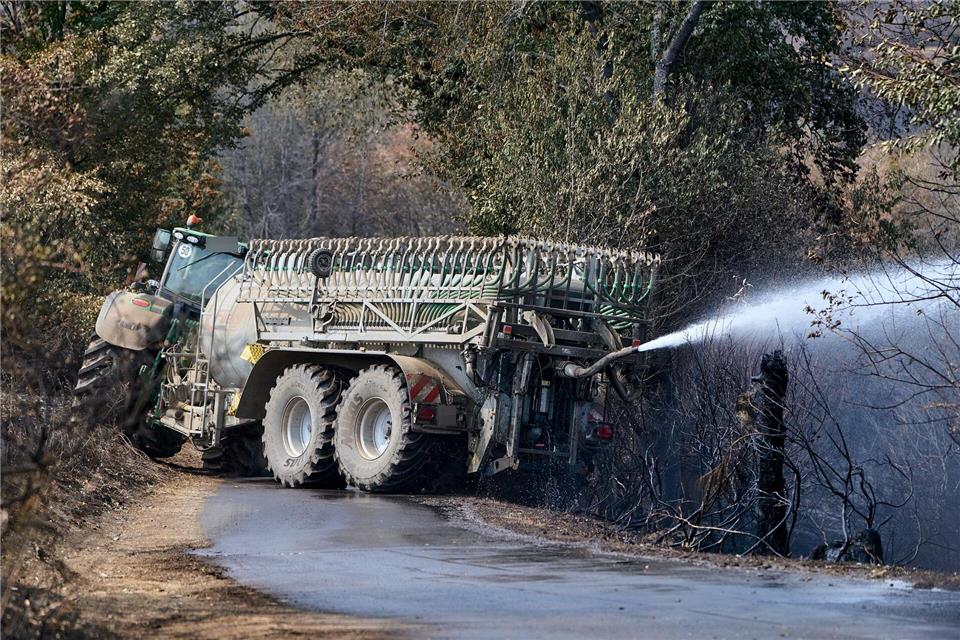 Nicht nur die Feuerwehr war im Einsatz: Auch Landwirte aus der Region eilten zu Hilfe. Sascha Ditscher/dpa