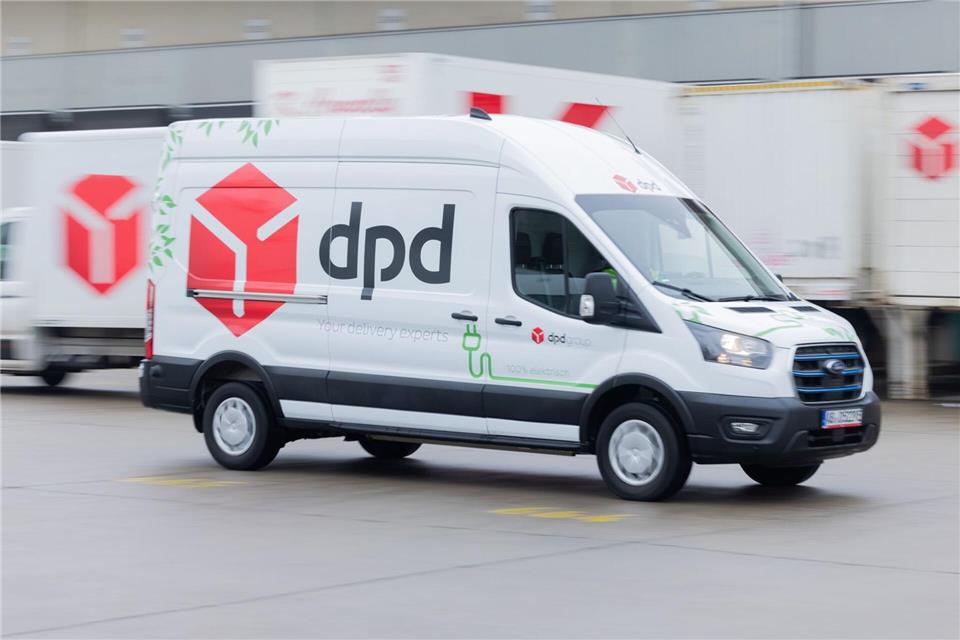 Nicht nur die gelb-roten DHL-Transporter sind omnipräsent in Deutschlands Städten, sondern auch die weiß-roten Transporter vom Wettbewerber DPD. (Archivbild)Rolf Vennenbernd/dpa