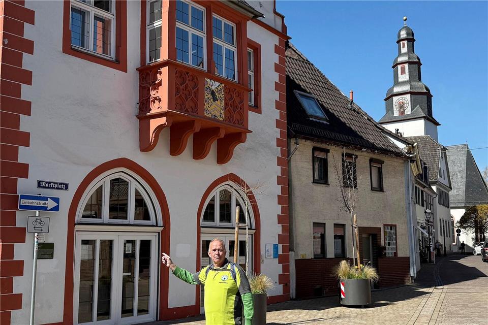 Nicht nur durch Wälder und Felder, sondern auch durch Städte wie hier Nidderau-Windecken führt die Bonifatius-Route. Auch dort kümmert sich Wegewart  Peter Lill-Hendriks um Marikierungen, damit Wanderer nicht die Orientierung verlieren.Michael Bauer/dpa