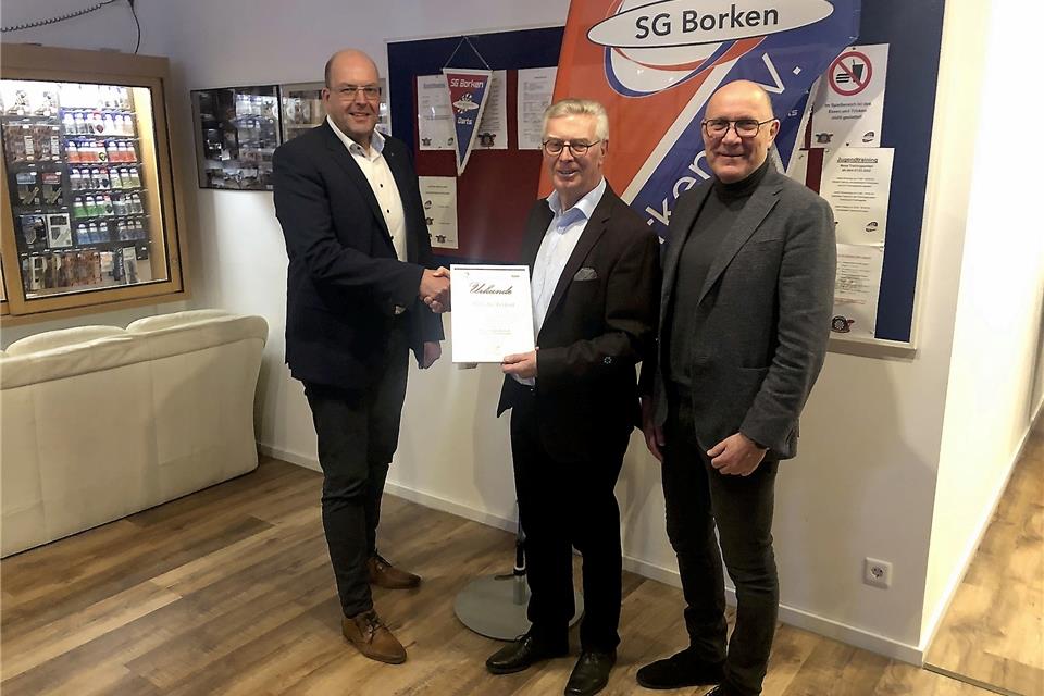 Nicht nur einen herzlichen Handschlag zum Dank für sein Engagement gab’s für Wilhelm Terfort (Mitte) von seinem Nachfolger als SG-Klubchef Bernd Reining (links). Terfort erhielt auch die Urkunde als Ehrenvorsitzender. Rechts Johannes Fooke, der als zweiter Vorsitzender in seinem Amt bestätigt wurde.