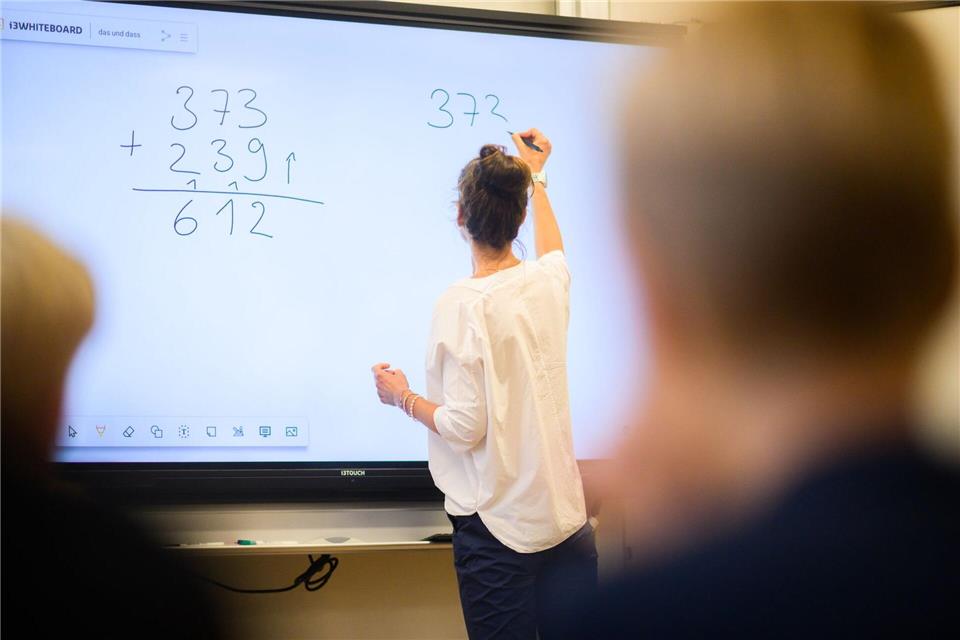 Nicht nur für das Fach Mathematik werden neue Lehrerinnen und Lehrer gebraucht. Der Rechnungshof schätzt, das im Saarland knapp 4.000 neue Lehrkräfte bis 2035 erforderlich sind. (Symbolbild)Julian Stratenschulte/dpa