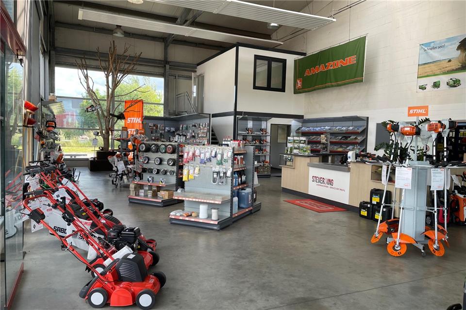 Nicht nur große Landmaschinen werden verkauft, auch Kleingeräte verschiedener Hersteller hat das Unternehmen im Angebot.