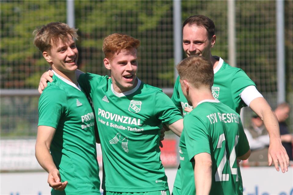 Nicht nur im Jubel vereint: Hier feiern Daniel Bleker (links), Kapitän David Steinkamp ((hinten) und Yannis Brömmel ihren mit 18 Treffern besten Saison-Torschützen Julian Kortstegge (2. von links).