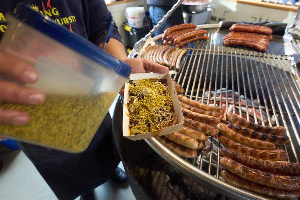 Nicht nur in Berlin, auch auf dem Festival der Currywurst in Neuwied gab es Wurst mit Pistazie. (Archivbild)Thomas Frey/dpa