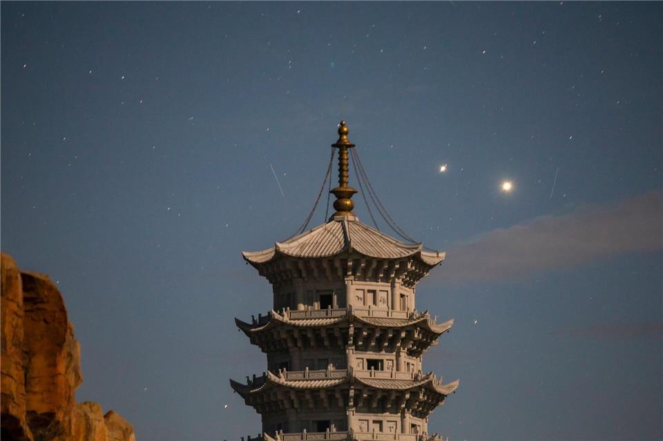 Nicht nur in China, sondern auch in Deutschland ist derzeit die auffällige Planetenkonstellation zu beobachten. Und die weckt bei manchen Menschen die Fantasie: Sind das die Scheinwerfer eines Himmelsautos? (Foto-Aktuell)Li Shaojun/XinHua/dpa