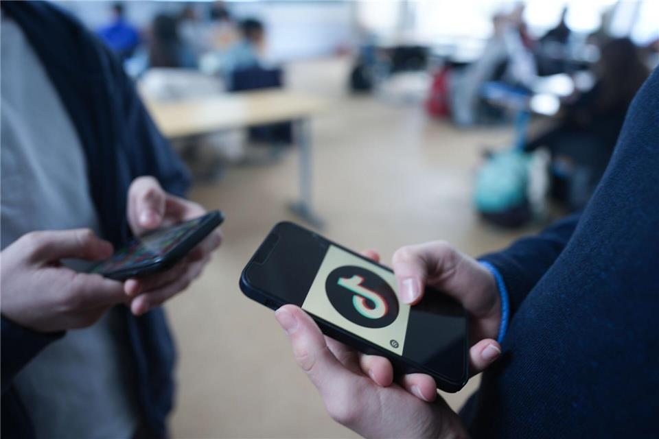 Nicht nur in Sozialen Netzwerken finden Kinder und Jugendliche Inhalte, die gefährlich sein können. (Symbolbild) Marcus Brandt/dpa