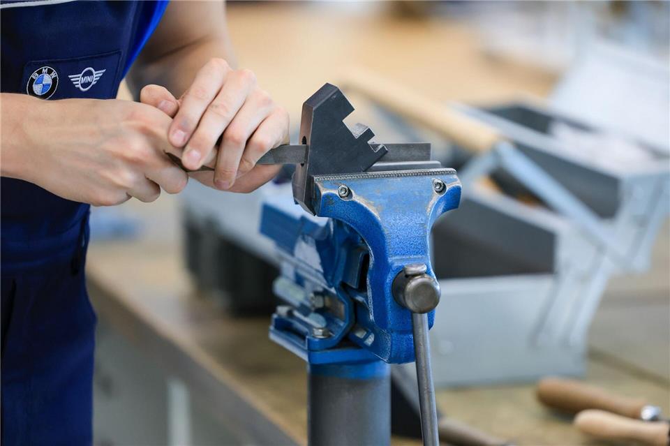 Nicht nur in der Metallindustrie bleiben viele Ausbildungsplätze unbesetzt. (Archivbild)Jan Woitas/dpa