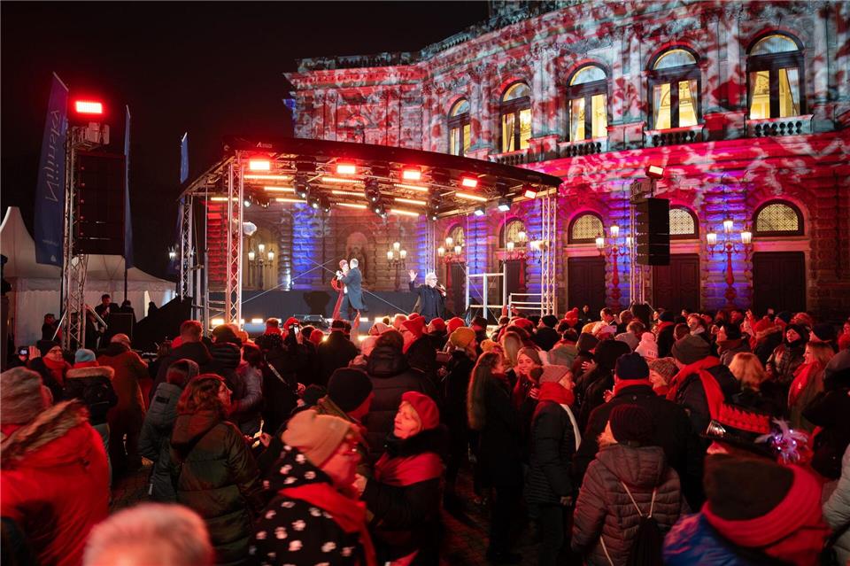 Nicht nur in, sondern auch vor der Semperoper wird gefeiert.Sebastian Kahnert/dpa