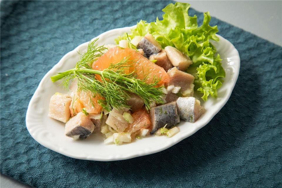 Nicht nur leicht, sondern auch richtig fruchtig wird der Heringssalat von Chefkoch Markus Sorg mit einer Vinaigrette aus Fenchel und Grapefruitsaft. Christin Klose/dpa-tmn