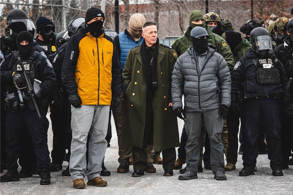 Nicht nur mit seinem Mantel erregte Grenzschutzchef Bovino Aufsehen. (Archivbild)Dave Decker/ZUMA Press Wire/dpa