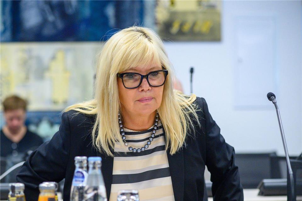 Nicht nur wegen des Anschlags auf den Magdeburger Weihnachtsmarkt in der Kritik - es geht auch um interne E-Mails: Magdeburgs Oberbürgermeisterin Simone Borris. (Archivbild)Klaus-Dietmar Gabbert/dpa