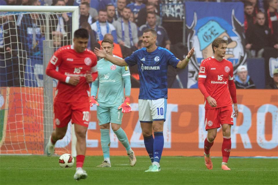 Nicht sein Tag gegen Mainz: Sturm-Oldie Edin Dzeko.Bernd Thissen/dpa