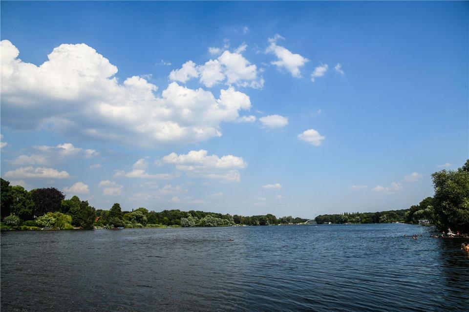 Nicht überall an den Seen in Potsdam ist Wassersport erlaubt. (Symbolbild)Julian Stähle/dpa-Zentralbild/dpa