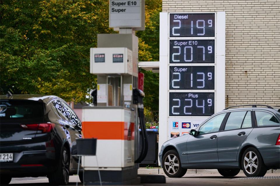 Nicht überall fiel der Preis für Super E10 unter zwei Euro. Sina Schuldt/dpa