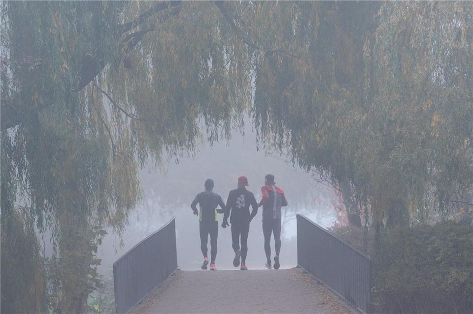 Nicht umsonst ein Klassiker: Bewegung und Freunde sind wichtig, um den Akku aufzuladen und für die Resilienz. picture alliance/dpa