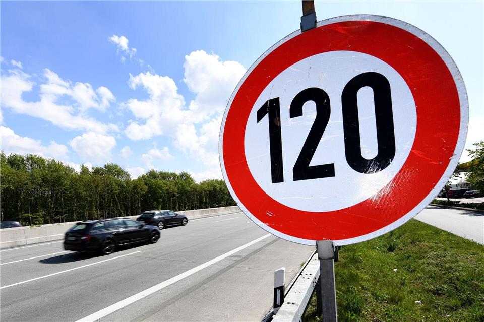 Nicht versteckt von Bäumen oder Büschen: Dieses Tempolimit-Schild ist gut erkennbar.Carsten Rehder/dpa