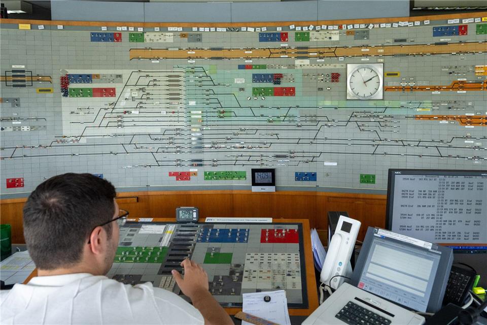 Nicht wenige Stellwerke der Bahn sind bereits 60 oder 70 Jahre alt und können nicht mehr mit neuerer Technik ausgestattet werden. Dann hilft nur der Neubau. Stefan Puchner/dpa
