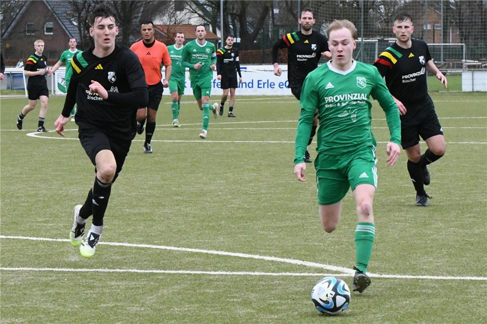 Nicht zu bremsen: Bereits nach drei Minuten erzielte Alexander Hölling gestern das erste Raesfelder Pflichtspiel-Tor im neuen Jahr. Auch das zwischenzeitliche 2:1 gegen Merfeld ging auf das Konto des pfeilschnellen Angreifers.