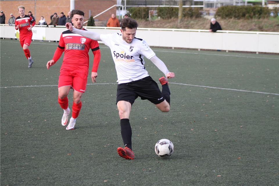 Nicht zu bremsen ist in dieser Szene der Heidener Timo Gremme auf seinem Weg zum zwischenzeitlichen 2:0 gegen die SG Bockum-Hövel. Später erzielte er auch noch den Treffer zum 3:0-Endstand.