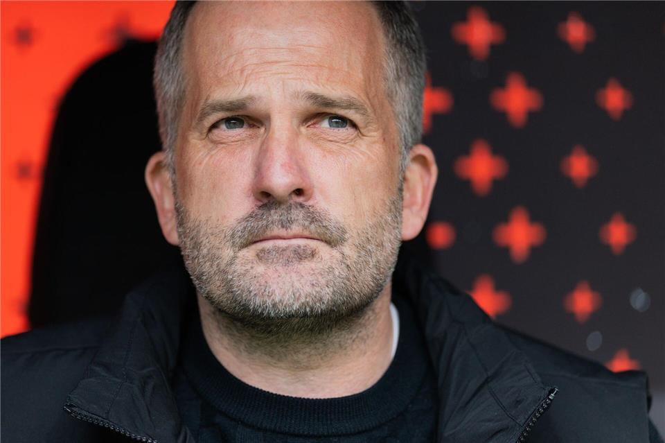 Nicht zu früh feiern: Manuel Baum will mit dem FC Augsburg den Klassenerhalt gegen Frankfurt perfekt machen. (Archivbild)Rolf Vennenbernd/dpa