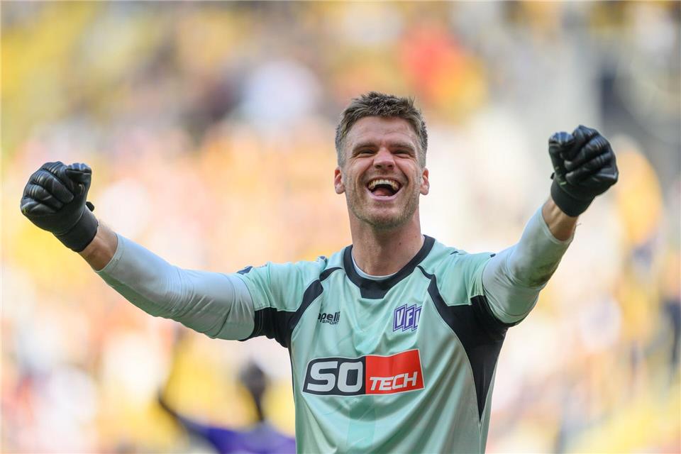 Nicht zu stoppen: Der VfL Osnabrück und sein Torwart Lukas Jonsson. (Archivbild)Robert Michael/dpa