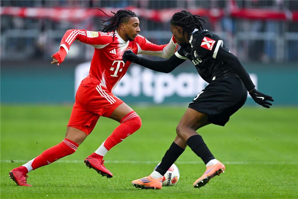 Nicht zu stoppen: Michael Olise (l) war gegen Freiburg an fünf Bayern-Toren direkt beteiligt. Sven Hoppe/dpa