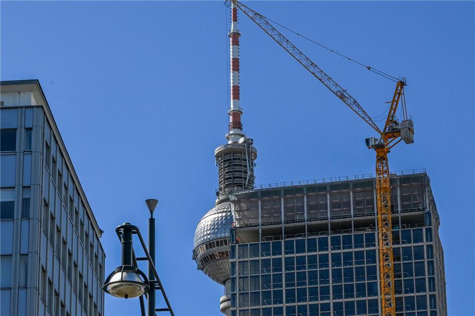 Nicht zuletzt für die Vergabe von öffentlichen Bauaufträgen gelten in Berlin neue Regeln. (Symbolbild) Jens Kalaene/dpa