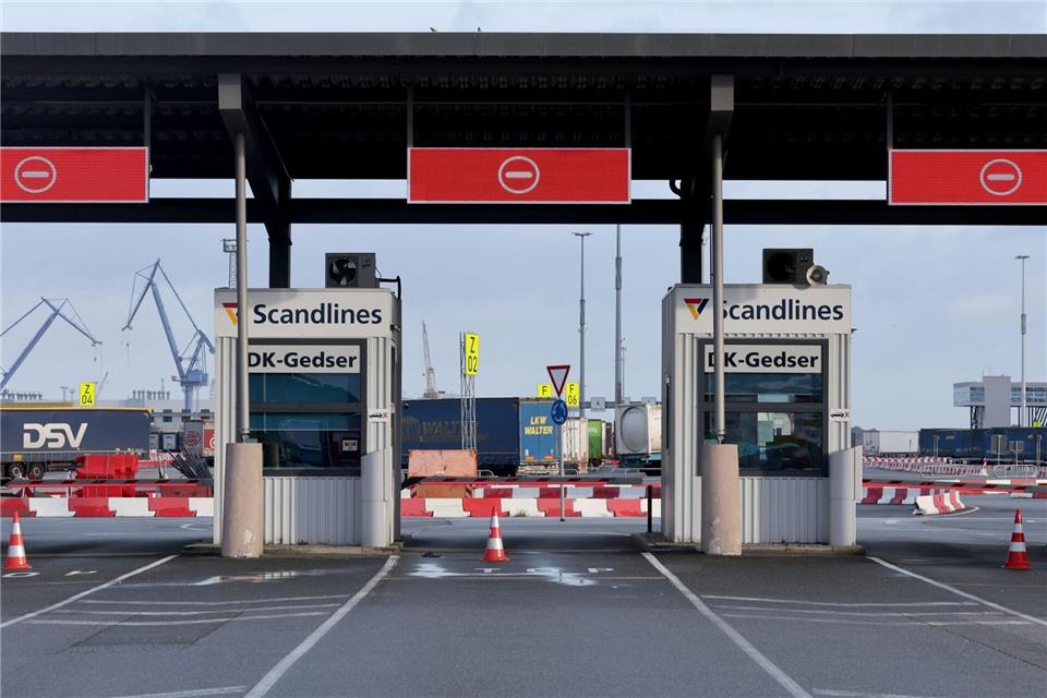 Sturm stoppt Fährverkehr und stört Landeserntedankfest Nichts geht im Fährverkehr. Grund ist der erste Herbststurm. Bernd Wüstneck/dpa