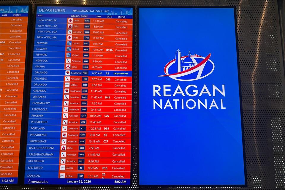 Nichts geht mehr: Abflüge sind gestrichen.Anna Ringle/dpa