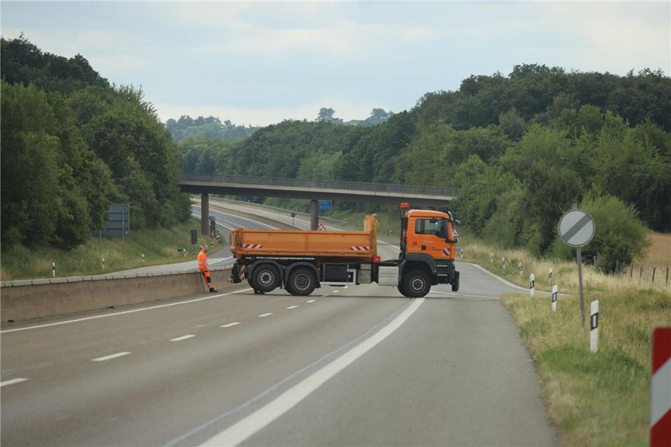 Nichts geht mehr: Die Autobahn wurde in beide Richtungen voll gesperrt.STR/dpa