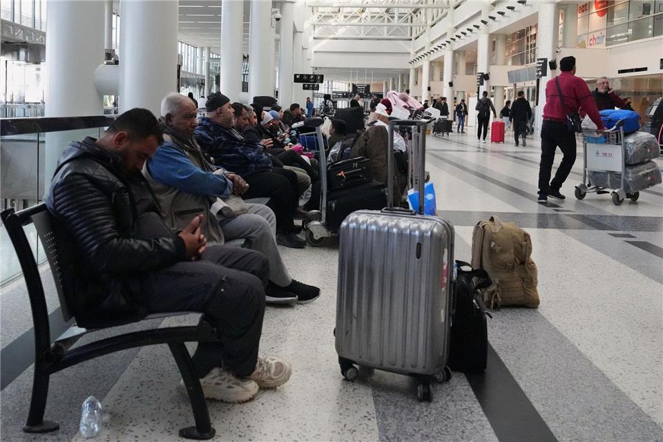 Nichts geht mehr im Abflugterminal des Internationalen Flughafens Rafik Hariri in Beirut. Hassan Ammar/AP/dpa