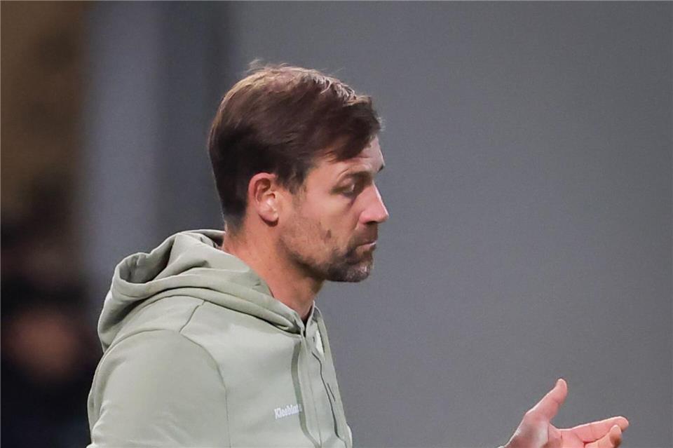 Fürth verliert mit Bankdrücker Hrgota auch gegen den KSC  Nichts klappt: Fürths Trainer Thomas Kleine hadert.Daniel Karmann/dpa