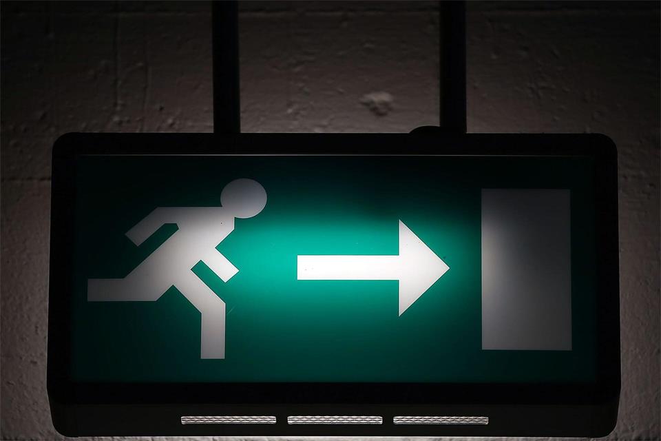 Nichts wie raus! Wer nachts vor einem Feuer aus der Wohnung fliehen muss, kann sich nicht lange mit Hindernissen aufhalten.picture alliance / dpa