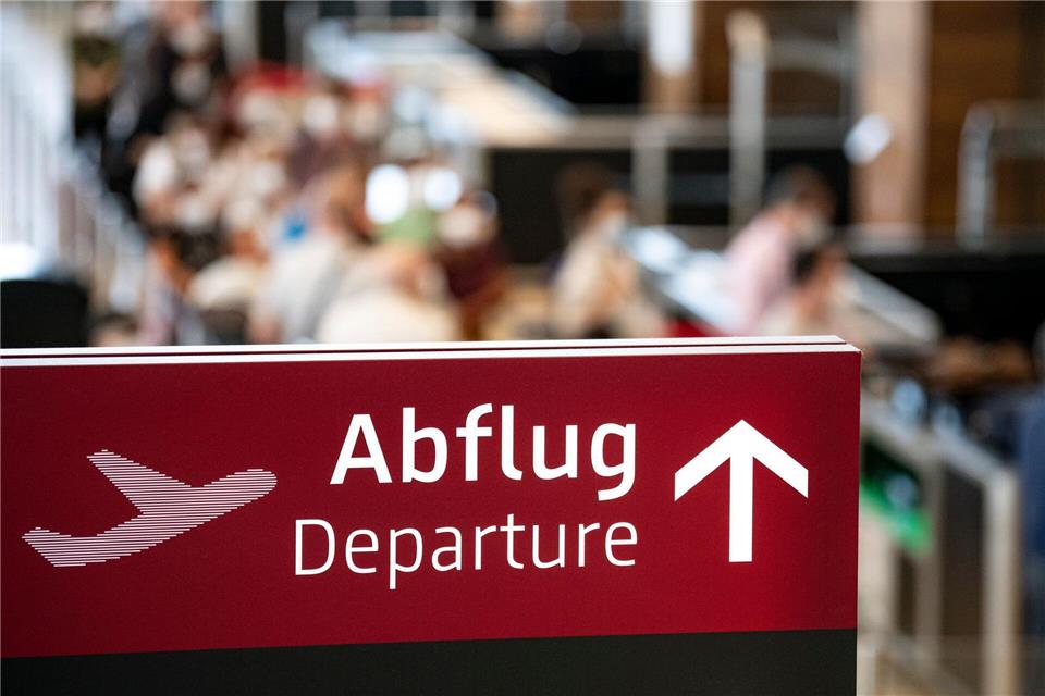 Nichts wie raus aus Deutschland? Was an der Grenze aber nicht sofort endet: die Steuerschuld.picture alliance/dpa