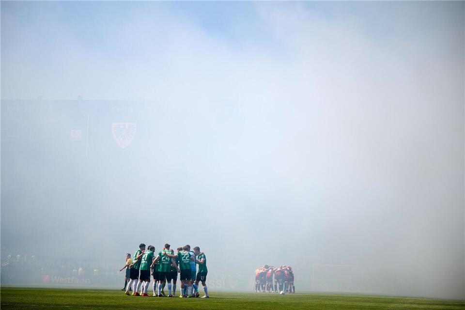 Nichts zu sehen: Pyrotechnik vernebelt vor dem Zweitligaspiel Preußen Münster gegen Arminia Bielefeld das Stadion.Bernd Thissen/dpa