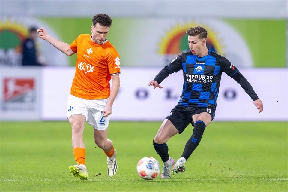 Nick Bätzner (r) wechselt von Paderborn nach Essen. (Archivbild)David Inderlied/dpa