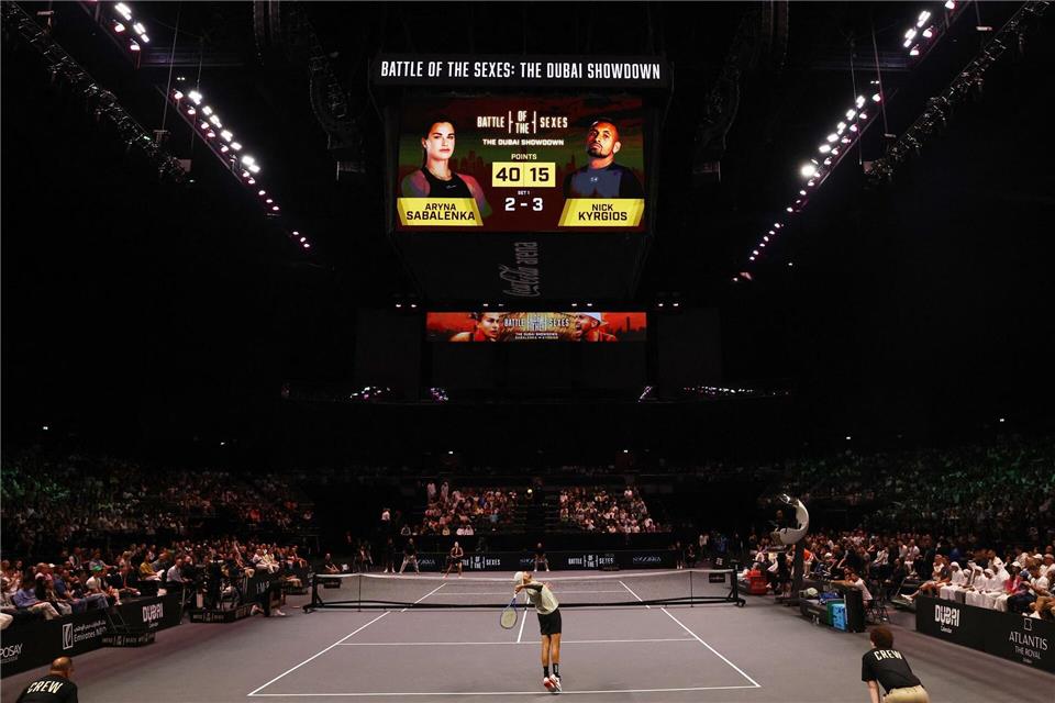 Nick Kyrgios beim Aufschlag im Battle of the Sexes gegen Aryna Sabalenka.Amr Alfiky/Reuters/Getty Images Europe/Pool/dpa