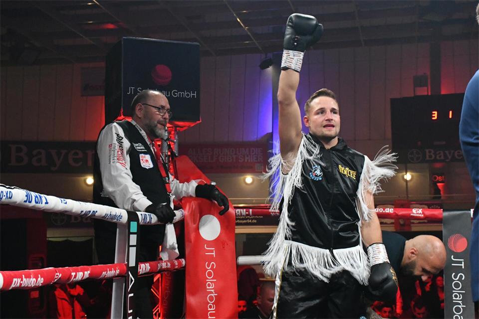 Nick Morsink in Siegerpose: Zum 30. Geburtstag des Thai-Gym Borken steigt der 31-Jährige bei der Kampfsport-Gala im Vennehof zum letzten Mal in den Ring. Als Kickboxer.