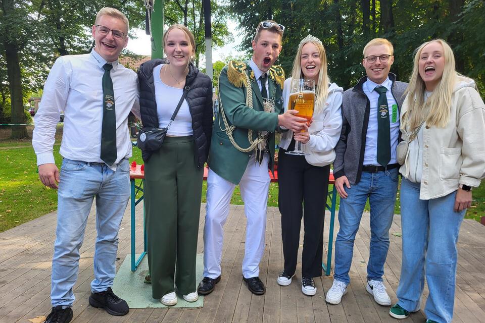 Nick Nattefort (3.v.l.) ist der neue Schützenkönig der Junggesellen-Schützen in Raesfeld. Seine Königin ist Lisa Große-Bölting (3.v.r.).