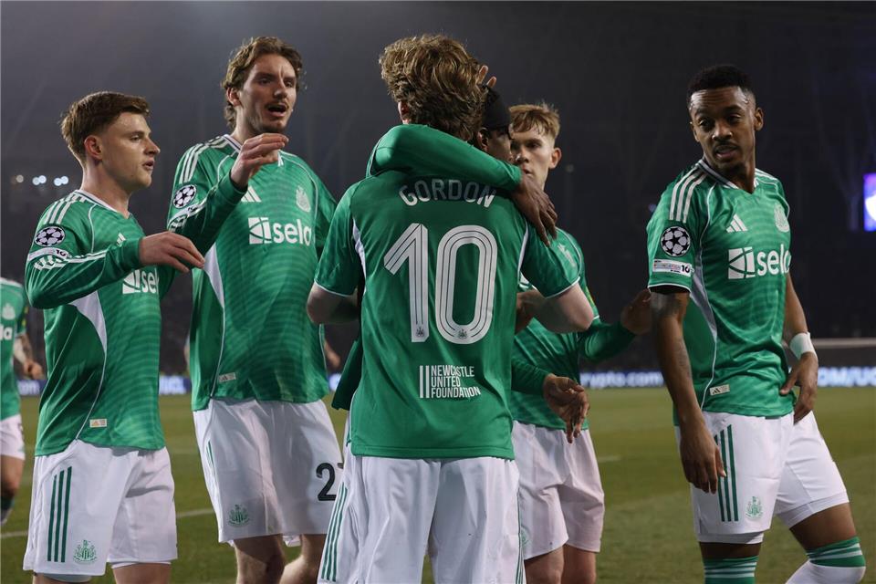 Nick Woltemade (2.v.l.) jubelt mit Vierfach-Torschütze Anthony Gordon (Nummer 10).Uncredited/AP/dpa